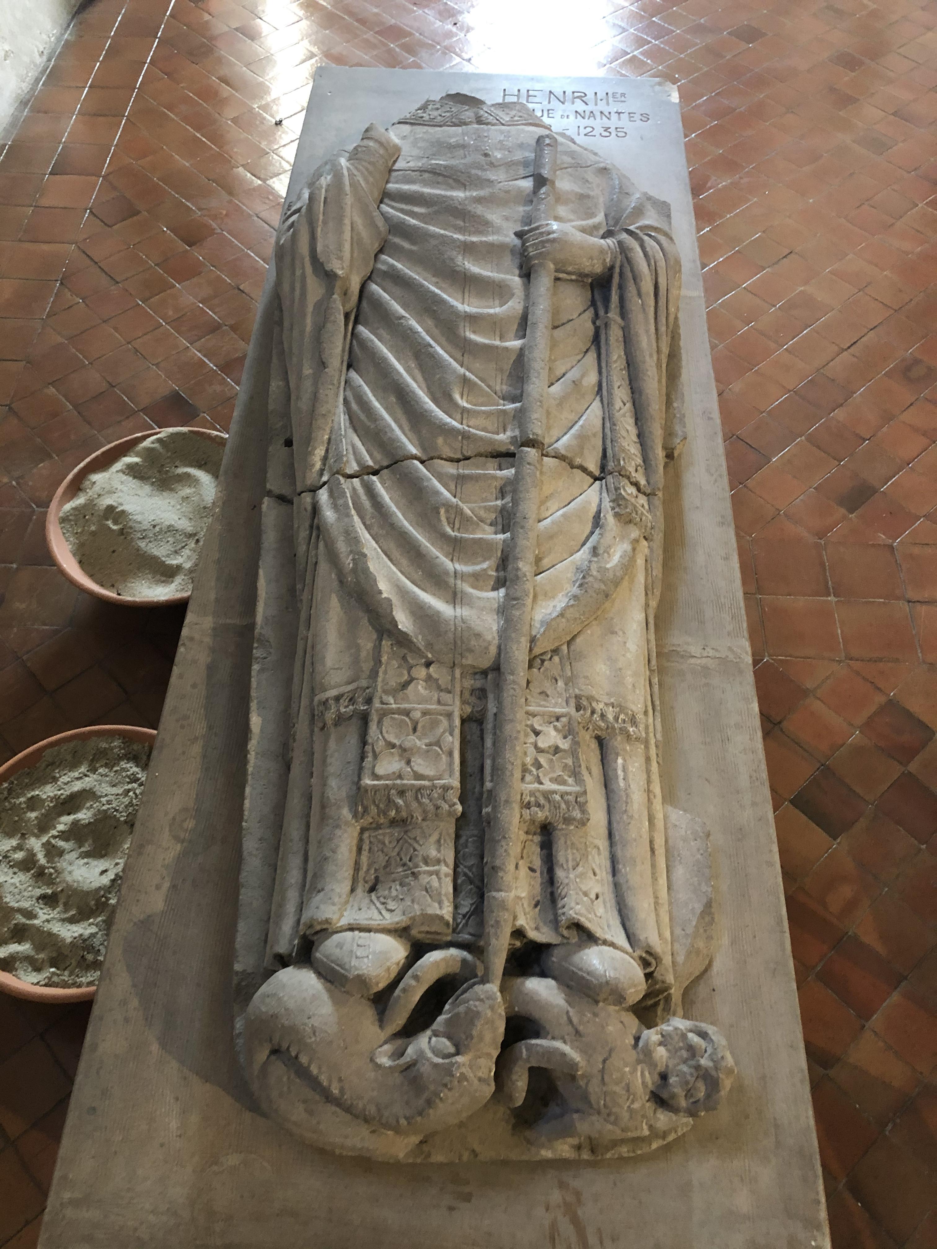 Gisant d’Henri Ier évêque de Nantes, XIIIe, Abbaye de la Meilleraye (44)