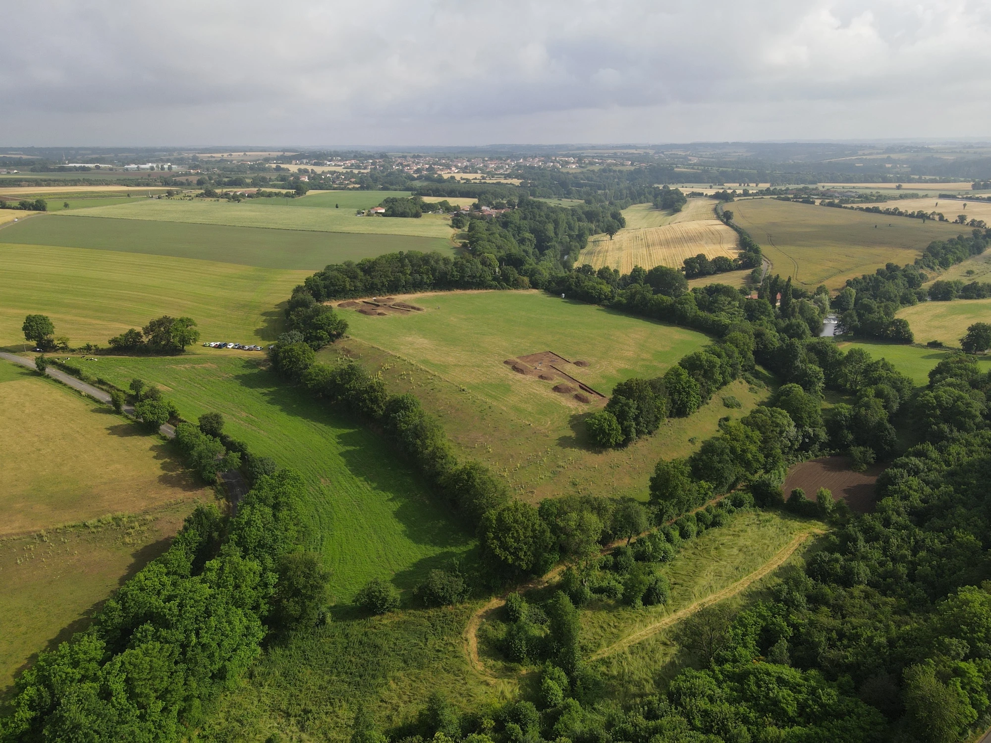 Vue aérienne depuis le sud du camp de la Ségourie en cours de fouille 